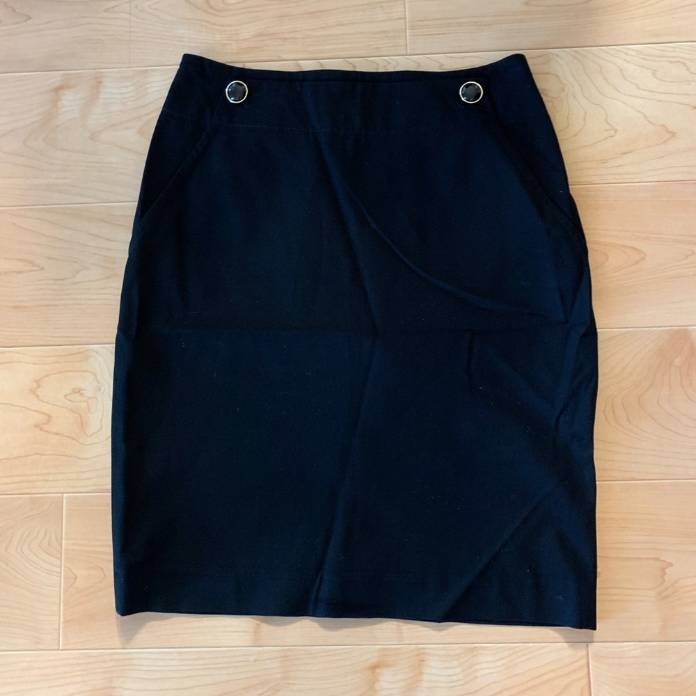 ✨HP✨ 🦋 3/$9 Banana Republic solid black pencil skirt with sailor buttons size 6 - Picture 2 of 10